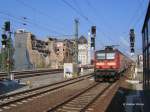 143 243 mit der S1 bei Einfahrt in Dresden-Mitte, am ehemaligen Khlhaus im Hintergrund hat die Abrissbirne schon ordentlich reingelangt - 13.10.2005
