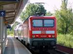 143 828 bei der Ausfahrt in Dresden Reick mit dem Ziel Dresden FLughafen.