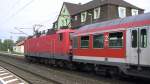 Eine BR 143 fhrt mit beiden Stromabnehmer oben und einer Regionalbahn in den Bahnhof Kps ein.