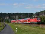 143er waren im Juni ab und an noch bei der S1 im Einsatz, hier schiebt 143 047 die S-Bahn mit unterschiedlich beschrifteten Dostos zwischen Knigstein und Kurort Rathen (Schsische Schweiz) in