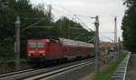Die Schranken ffneten gar nicht, sondern es kam aus dem Bahnhof die 143 931-4 mit + 10 ihrer RB 14 nach Senftenberg durch und kreuzte kurz vorher die 152er.