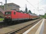 Hier 143 193-1 mit einem RE7 von Rolau(Elbe) nach Wnsdorf-Waldstadt, bei der Einfahrt am 23.5.2010 in Bad Belzig.