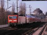 BR 143 843-1 mit RB aus Nauen bei vorbeifahrt am Bahnhof Hackischer Markt am 05.03.2012.