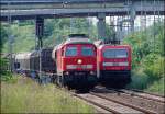 Zugbegegnung - 232 135-4 vor dem TEC55707 hat die RB (mit 143 233-5) nach Sassnitz passieren lassen.   (Stralsund am 15.06.06)