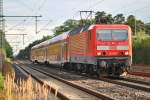 143 637 mit drei Doppelstockwagen, durchfhrt am 30.07.2012 den Bahnhof von Dreieich-Buchschlag.