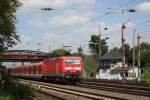 Die inzwischen ausgebrannte und abgestellte 143 309 schob am 13.5.12 die S6 nach Essen Hbf durch Dsseldorf-Rath.