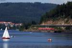 Whrend die Segelboote bei bestem Wetter gemtlich Ihre Runden auf dem Schluchsee fahren, hat 143 640-1 mit der RB 26937 den Endbahnhof Seebrugg fast erreicht. Aufgenommen am 11.08.2012.