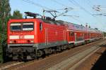 Die 143 072-7 erreicht Albrechtshof mit der RB10 von Berlin Hbf nach Nauen am 12.08.2012