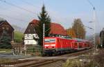 DB 143 909-0 vor S 37785 Dresden - Schna, KBS 241.1 S-Bahn Dresden S1 Meien Triebischtal - Dresden - Schna, fotografiert am Bahnbergang zwischen Rathen und Strand am 31.10.2011