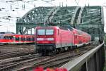 143 906-6 schiebt RB27 ber die Hohenzollernbrcke - 18.10.2012