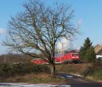 143 822 bringt den Regional Express aus Koblenz nach Saarbrcken.

Gleich wird der Zug im Hauptbahnhof der saarlndischen Kreisstadt Saarlouis halten. Ob wir das tolle Wetter mit viel Sonne wohl dem Grnder von Saarlouis, Louis XIV dem Sonnenknig, zu verdanken hatten?

KBS 685 bei Saarlouis-Roden am 14.01.2013