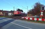 Am Dienstag den 5.3.2013 kommt die 143 932 mit einem Dostocksandwich an dessen Ende die 143 531-5 geschoben hat, der Zug ist eine RB 27 nach Mnchengladbach die hier am Bahnbergang Frther Hecke zu sehen ist in Gubberath. 