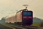 Nachschub ins Gegenlicht leistet die 143 835-7 bei einer RB 27 nach Mnchengladbach am Dienstag den 5.3.2013