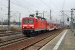 Die S2 nach Pirna (143 828) erreicht gleich den Bahnhof Heidenau. 05.04.2013