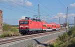 Mit einer aus nur zwei Wagen bestehenden RB von Lutherstadt Wittenberg nach Halle(S) erreicht 143 171 am 28.09.13 Brehna.