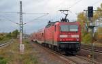 143 020 beschleunigt am 20.10.13 ihre S10 nach Halle(S) Hbf aus dem S-Bahnhof Dieskau heraus um in krze schon wieder am im Hintergrund erkennbaren S-Bahnhof Halle Messe zum stehen zu kommen.