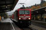 Einfahrt von 143 042-0 mit ein bisschen verschneiter Front und mit RB 26952 (Seebrugg - Freiburg (Brsg) Hbf) in Freiburg Wiehre.