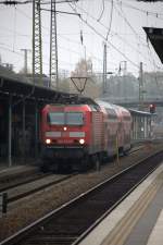 143 033 - 9 bei der Einfahrt in Riesa mit einer kurzen Regionalbahn aus Chemnitz  15.11.2013 14:24 Uhr