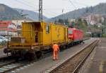 Gerade ist die 143 176 in Eberbach an den Kompressorwagon herangefahren.
Nun kontrolliert der Bediener ob alles in einem einwandfreien Zustand ist, bevor der Zug wieder in Richtung Neckarelz zurckfhrt.16.11.2013