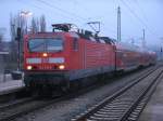 Um 15:28 Uhr erreichte die 143 210,mit dem RE 13012 Sassnitz-Rostock,bei bereits eingeschalteter Bahnhofsbeleuchtung,am 03.Dezember 2013,den Bahnhof Bergen/Rügen.