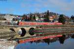 Der Wind war eingeschlafen. Der See spiegelglatt. Das ermöglichte dieses schöne Spiegelbild in Schluchsee. RB 26940 mit Schublok 143 042 überquert die Brücke in Schluchsee. Aufgenommen am 30.12.2013.