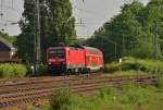 Aus Odenkirchen kommend in Rheydt einfahrend, die 143 910 mit einem RB 27. 5.5.2014