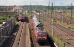 In Bitterfeld trennen sich die Strecken Richtung Dessau und Wittenberg. Während  143 831 ihre RB nach Wittenberg beschleunigt rollt  143 917 mit ihrer RB nach Annaburg in die Unterführung Richtung Dessau. Fotografiert am 22.06.14. 