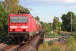 Am 06.07.2014 fährt die 143 585-8 mit der RB 17235 nach Dresden Hbf 19:39 in den Haltepunkt Zwickau-Pölbitz ein.