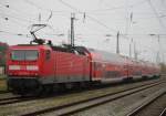 143 306-9 stand am Mittag des 15.11.2014 mit dem Warnemnde-Express im Rostocker Hbf.