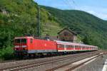 143 971-0 als RE unterwegs nach Koblenz am 21/07/2009, hier bei der Einfahrt in Kaub auf der rechten Rheinseite.