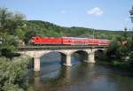 143 558 mit RB 16209 (Naumburg–Saalfeld) am 15.08.2013 auf der Saalebrcke in Bad Ksen