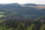 Regionalexpress nach Dresden Hbf passiert mit einer BR143 und Dostos gerade die Elstertalbrücke.