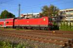 Am ENDE! Eines RB 27 Zuges schiebt am Abend es 6.8.2015 die 143 168-3 den Zug von Köln kommend in den Rheydter Hbf ein, bald hat sie ihre Ziel Mönchengladbach Hbf erreicht und es geht wieder