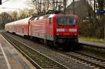 Gegenlichtbild eines Zusatzzuges geschoben von der 143 661 nach Köln in Stommeln am 5.12.2015