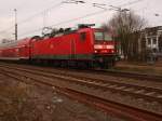 143 009 bringt hier einen RB27 von Mönchengladbach Hbf nach Koblenz Hbf.
Hier verlässt der Zug gerade Rheydt Hbf und biegt gleich in den eingleisigen Abschnitt zwischen Rheydt Hbf und Odenkirchen ein. 22.1.2016