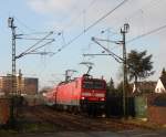 143 925 kam mit +10min als Gegengleisfahrt mit dem RB27 über den Bahnübergang Bergheimer Straße gefahren.