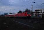 Abendbild aus Rheydt Hbf.
Hier verlässt gerade die 143 568 mit einem Dostockzug als RB 27 den Bahnhof 
in Richtung Koblenz. 25.2.2016