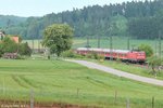 Eine Regionalbahn nach Würzburg am nördlichen Ortsrand von Rosenbach bei km 64,6. Blick nach Südwesten am 18.5.2005.