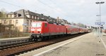 143 591-6 am 06.04.2016 beim Halt im Bahnhof Glauchau.