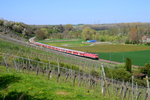 143 3xx ist einem RE nach Stuttgart Hbf am 20.04.2016 unterwegs, hier in den Weinbergen zwischen Nordheim und Lauffen