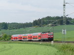 Das ist auch bald Geschichte. Bald verkehren zwischen Dresden und Hof Triebwagen der MRB.143 883 schiebt einen RE nach Hof durch Drochaus.27.05.2016.