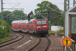 Vorbei ist seit Sommerfahrplan 2016 der Einsatz der 143er und der Doppelstockzüge auf der Franken-Sachsen Magistrale. Auch hier werden Triebwagen und ein neue Anbieter die Züge von DB Regio ersetzen. Ein paar Tage vor der Umstellung durchfährt 143 867-0 mit dem RE Dresden - Hof den Bahnhof Schönberg/Vogtland. 28.05.2016 Bahnstrecke 6362 LEIPZIG - Hof