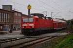 Die Trierer 143 194 ist hier am Bü Kölner Straße in Jüchen auf dem Weg nach Mönchengladbach Hbf mit einem RB 27 von mir abgelichtet am Abend des 21.10.2016