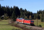 143 050-3 und 143 972-8 mit der RB 17215 (Freiburg(Brsg)Hbf-Neustadt(Schwarzw)) bei Hinterzarten 30.10.16