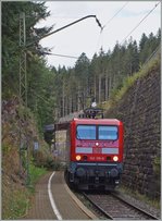 Unter einem alten Fahrleitungsmast erreicht die 143 316-8 mit einer RB von Freiburg i.B ihr Ziel Seebrugg.