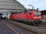 143 285-5 (NVR: 91 80 6 143 285-5 D-DB) und 143 283-0 (NVR: 91 80 6 143 283-0 D-DB) am 16.02.2017 im Doppel mit einem gemischten Güterzug den Bremer Hbf passierend.