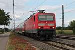 Einfahrt am 18.08.2015 über das Überholgleis von der Freiburger 143 308-5 mit der HVZ-Verstärker RB (Freiburg (Brsg) Hbf - Neuenburg (Baden)) in den vorletzten Bahnhof von Müllheim (Baden).