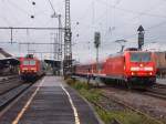 143 106-3 auf Gleis 2 und 146 207-8 auf Gleis 3 des Aalener Bahnhofs.