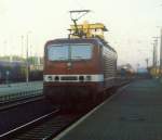 Lokwechsel in Hoyerswerda. 143 569-2 setzt sich an den RE 3022 Grlitz-Leipzig, den 232 400-8 bis hier am Haken hatte. Bild von August 1997.