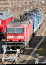 Hinter 143 555-1 sind auf Gleis 547 der Zugbildungsanlage (ZBA) Halle (Saale) noch zwei tschechische Loks in Form von 371 015-9  Václav  und 371 004-3  Otík  abgestellt. Leider kam man mit der Kamera nicht besser an sie heran.
Aufgenommen von der Berliner Brücke.

🧰 DB Regio Mitte / České dráhy, a.s. (ČD)
🕓 25.2.2021 | 10:49 Uhr